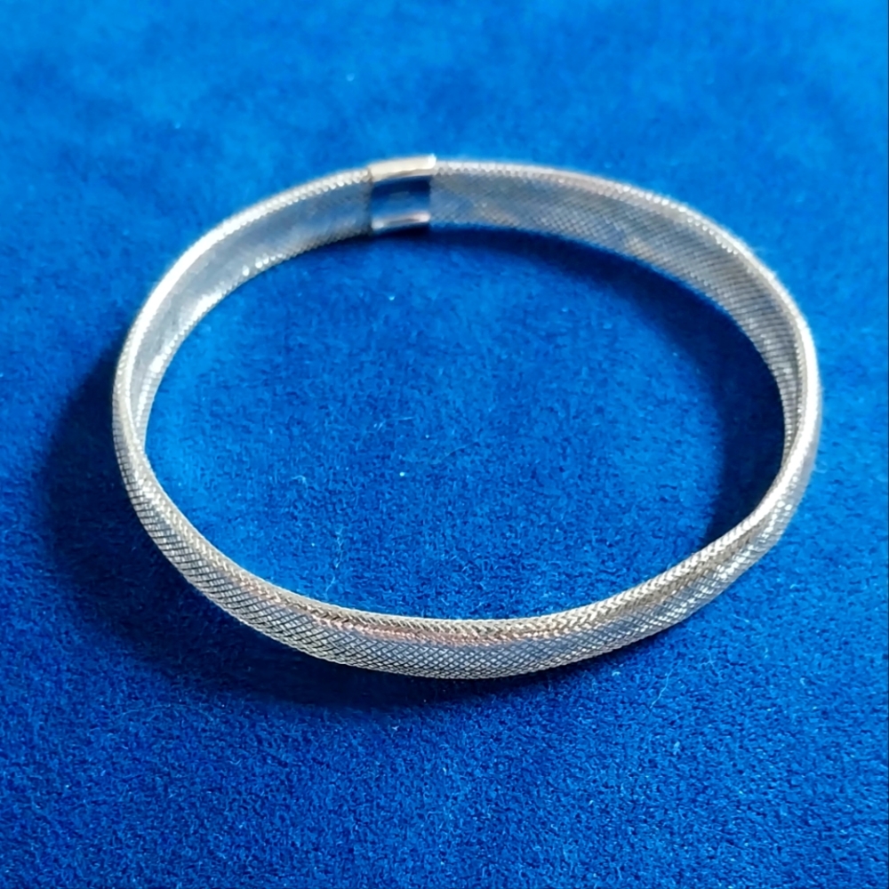 10kt Whute Gold Stretch Bangle Bracelet 7 inch